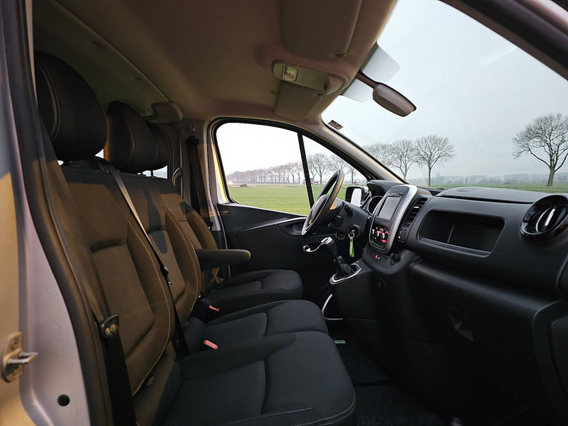 Interior photo 1: Small van Renault Trafic 2.0 DCI AC DUBB CAB EURO6
