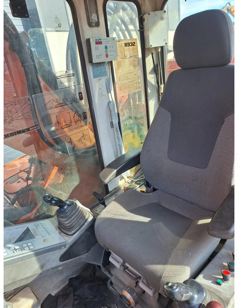 Crawler excavator Liebherr R932: picture 8