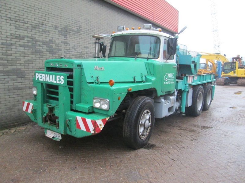 MACK DM807 - Crane truck, Mobile crane: picture 1 MACK DM807 - Crane truck, Mobile crane: picture 1
