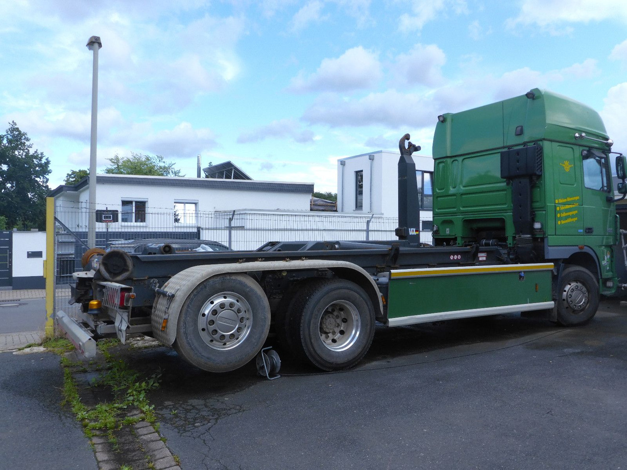 DAF XF 510 aus Werkverkehr 6 x 2 510PS Top-Zustan - Hook lift truck: picture 1 DAF XF 510 aus Werkverkehr 6 x 2 510PS Top-Zustan - Hook lift truck: picture 1