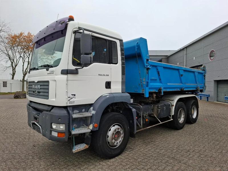 MAN TGA26.310 / 6X4 / 2XBIG AXLE / 2SIDE TIPPER / ONLY:545423 KM / TUV:06-05-2026 / FULL-STEEL / AIRCO / MANUAL / EURO-4 / 2005 - Tipper: picture 3 MAN TGA26.310 / 6X4 / 2XBIG AXLE / 2SIDE TIPPER / ONLY:545423 KM / TUV:06-05-2026 / FULL-STEEL / AIRCO / MANUAL / EURO-4 / 2005 - Tipper: picture 3
