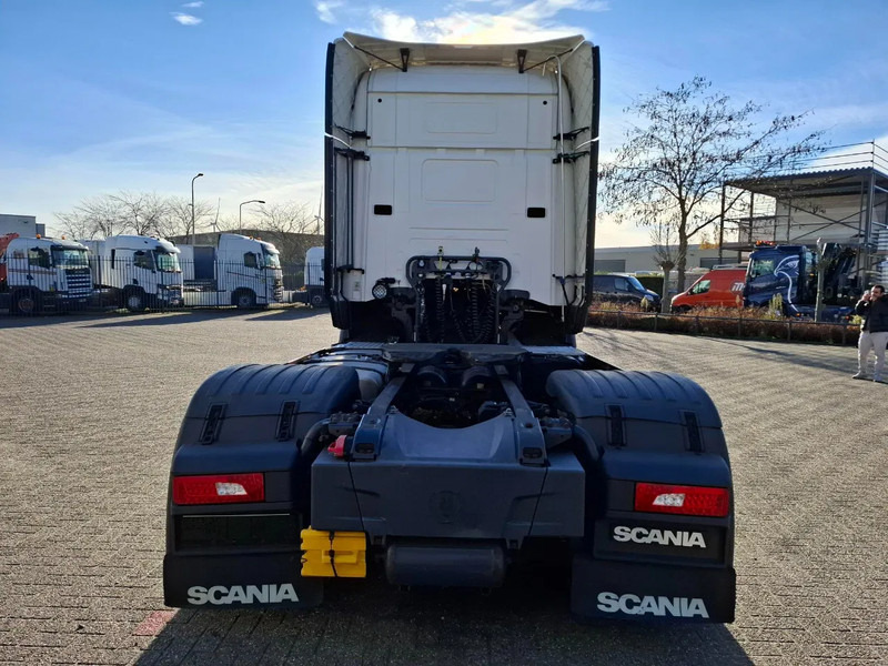 Scania R450 / GERMAN TRUCK / RETARDER / FULL-SPOILER / PARK AIRCO / LWDS / FRIDGE / AUTOMATIC / EURO-6 / 2017 - Tractor unit: picture 4 Scania R450 / GERMAN TRUCK / RETARDER / FULL-SPOILER / PARK AIRCO / LWDS / FRIDGE / AUTOMATIC / EURO-6 / 2017 - Tractor unit: picture 4