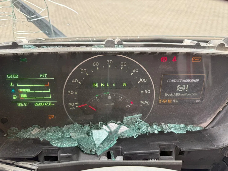 Cab chassis truck Volvo FMX 450 / ENGINE RUNNING / 8X4 / VEB / ONLY:260642 KM / PTO / LIFT+LENKACHSE / ALCOA / AUTOMATIC / EURO-6 / 2014: picture 14 Cab chassis truck Volvo FMX 450 / ENGINE RUNNING / 8X4 / VEB / ONLY:260642 KM / PTO / LIFT+LENKACHSE / ALCOA / AUTOMATIC / EURO-6 / 2014: picture 14