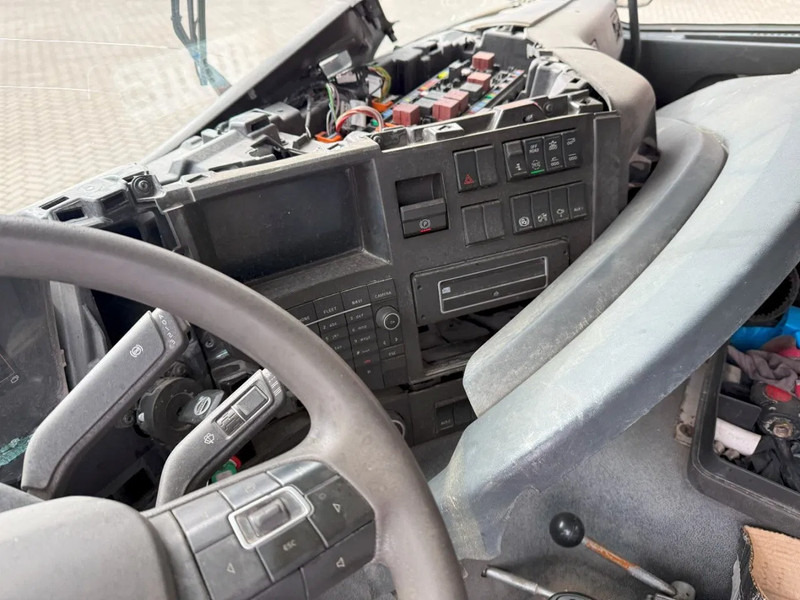 Cab chassis truck Volvo FMX 450 / ENGINE RUNNING / 8X4 / VEB / ONLY:260642 KM / PTO / LIFT+LENKACHSE / ALCOA / AUTOMATIC / EURO-6 / 2014: picture 15 Cab chassis truck Volvo FMX 450 / ENGINE RUNNING / 8X4 / VEB / ONLY:260642 KM / PTO / LIFT+LENKACHSE / ALCOA / AUTOMATIC / EURO-6 / 2014: picture 15