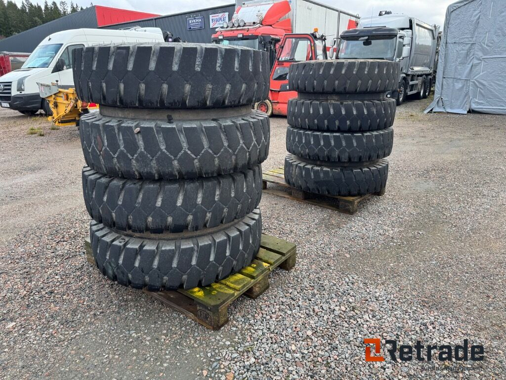 8 däck på fälg till Volvo Grävmaskin 10,00-20 - Wheel and tire package for Excavator: picture 2 8 däck på fälg till Volvo Grävmaskin 10,00-20 - Wheel and tire package for Excavator: picture 2