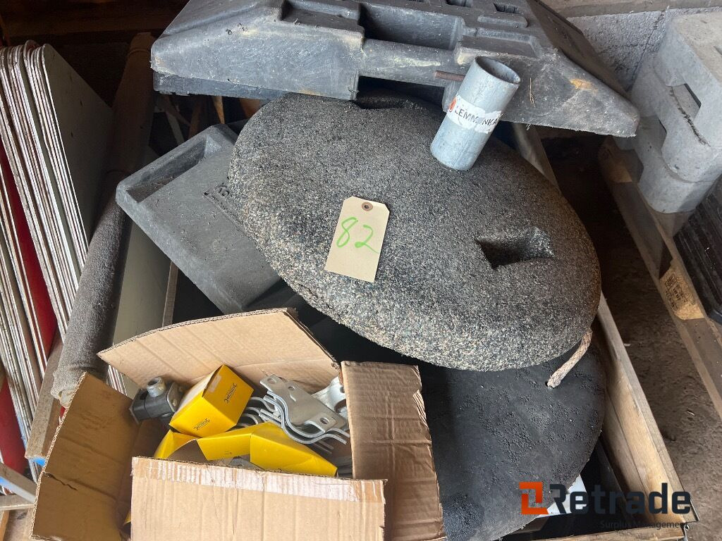 Føtter og div deler til veiskilt - Construction equipment: picture 2 Føtter og div deler til veiskilt - Construction equipment: picture 2