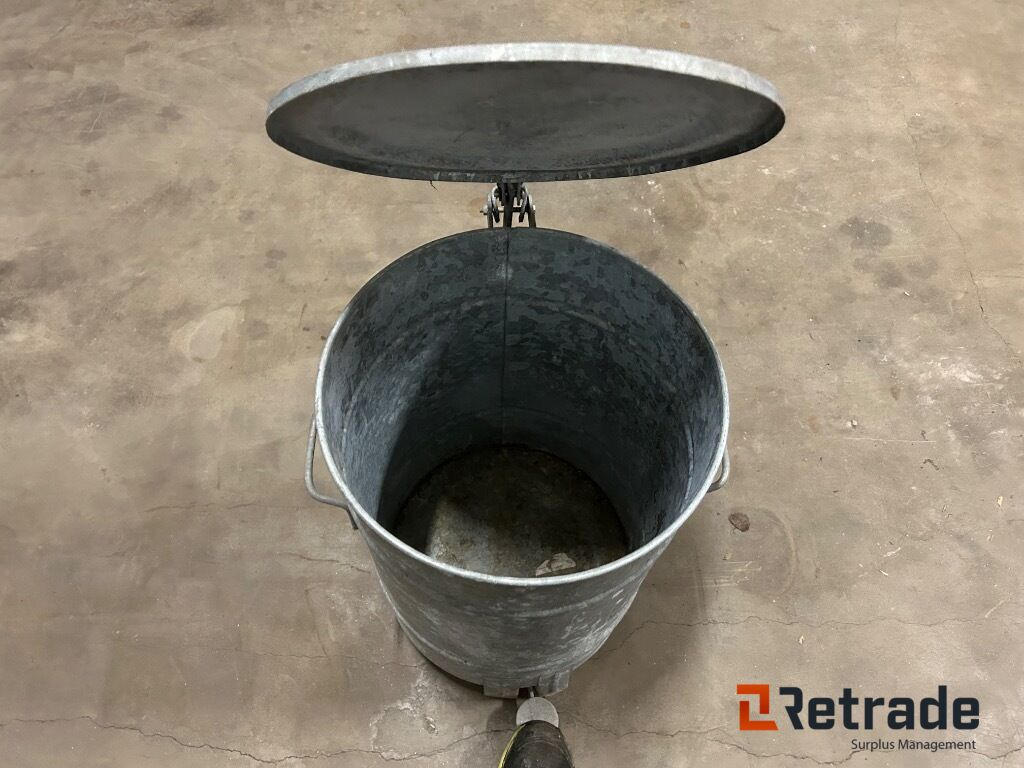 Soptunna Avfallstunna i plåt med lock - Tool/ Equipment: picture 4 Soptunna Avfallstunna i plåt med lock - Tool/ Equipment: picture 4