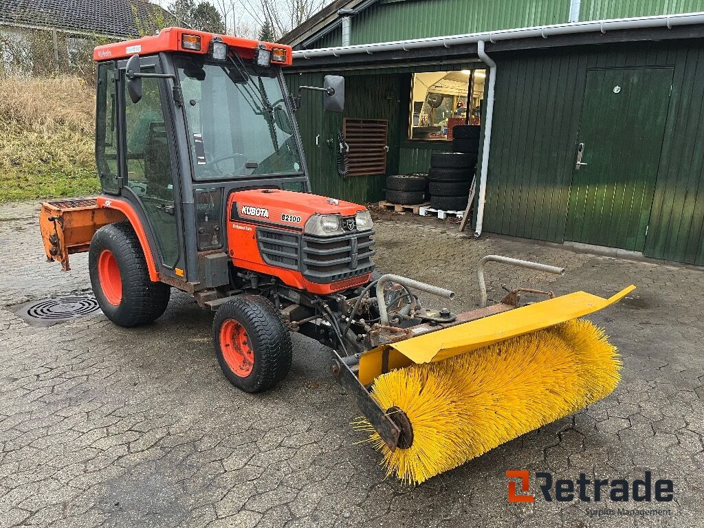 Traktor Kubota B2100 4WD - Municipal tractor, Road sweeper: picture 2 Traktor Kubota B2100 4WD - Municipal tractor, Road sweeper: picture 2