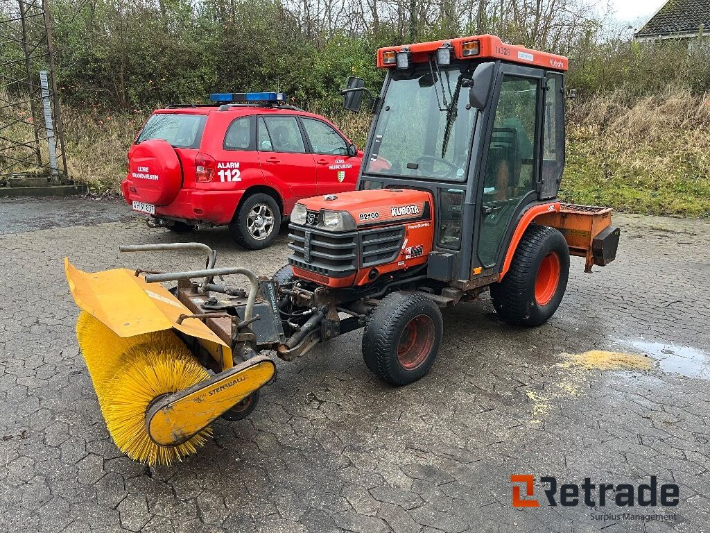 Traktor Kubota B2100 4WD - Municipal tractor, Road sweeper: picture 1 Traktor Kubota B2100 4WD - Municipal tractor, Road sweeper: picture 1