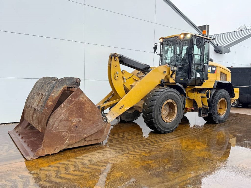 Cat 930M - High-tip Bucket / Weight System - Wheel loader: picture 2 Cat 930M - High-tip Bucket / Weight System - Wheel loader: picture 2