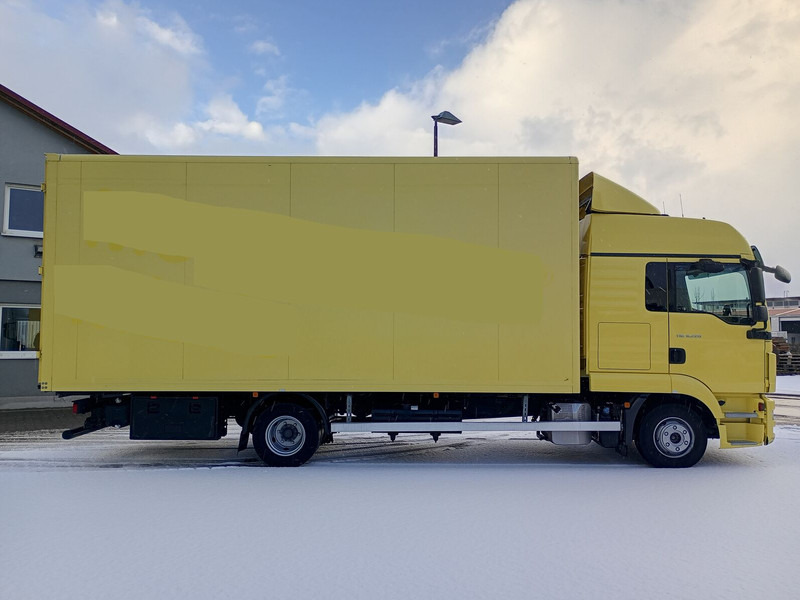 MAN Koffer 8.220 TGL Euro 6 2X Schlafplatz AHK - Box truck: picture 4 MAN Koffer 8.220 TGL Euro 6 2X Schlafplatz AHK - Box truck: picture 4