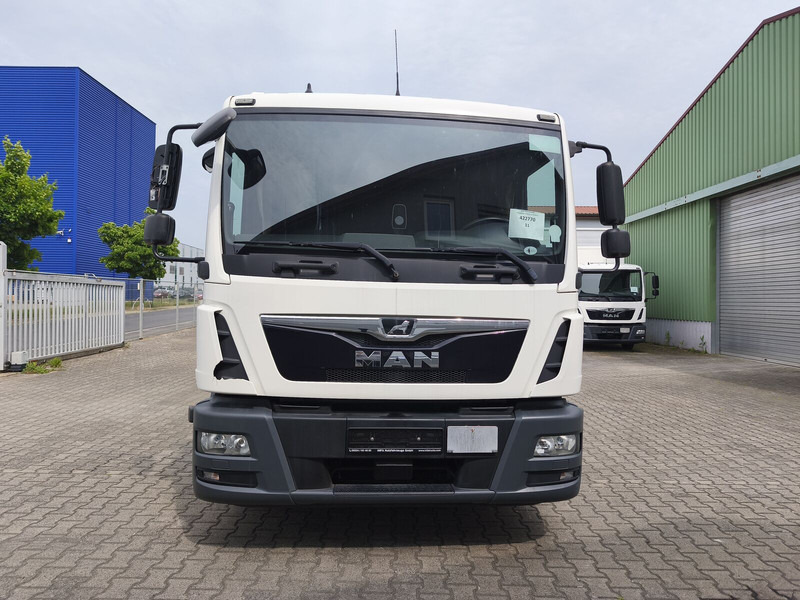 MAN TGL 8.190 Koffer gFH AHK LBW Euro 6 4x2 (11) - Box truck: picture 3 MAN TGL 8.190 Koffer gFH AHK LBW Euro 6 4x2 (11) - Box truck: picture 3