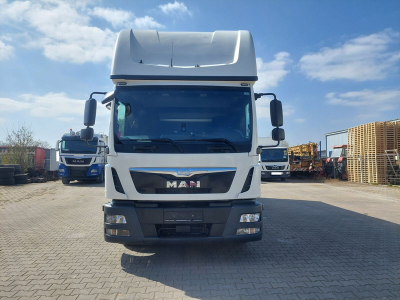 MAN TGL 8.220 - Curtain side truck: picture 3 MAN TGL 8.220 - Curtain side truck: picture 3