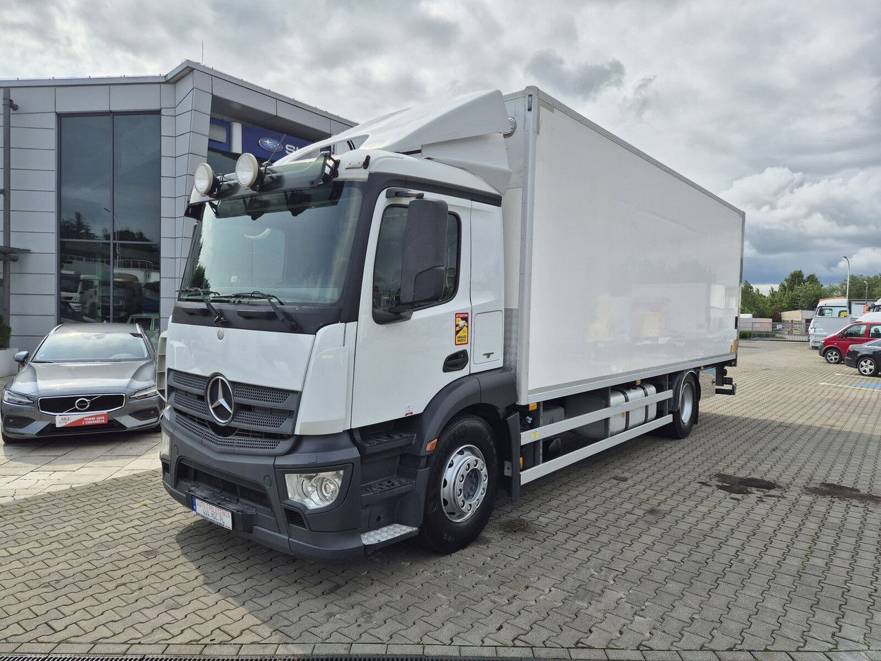 Mercedes-Benz Antos 1830 L - Box truck: picture 1 Mercedes-Benz Antos 1830 L - Box truck: picture 1