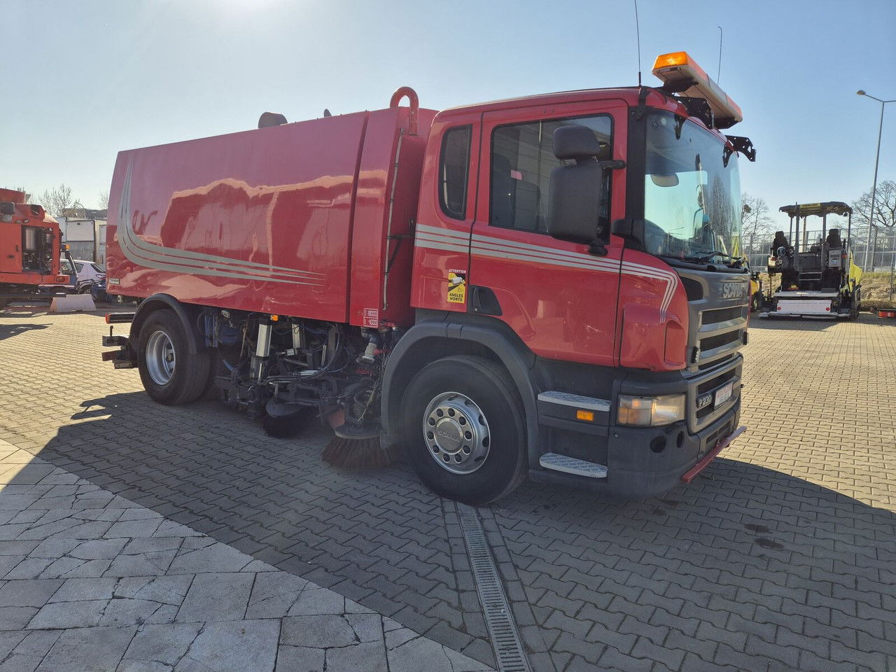 Scania P230 4X2 / Sweeper / Johnston VX800 / Sprayer / LOW Mileage / - Road sweeper: picture 5 Scania P230 4X2 / Sweeper / Johnston VX800 / Sprayer / LOW Mileage / - Road sweeper: picture 5