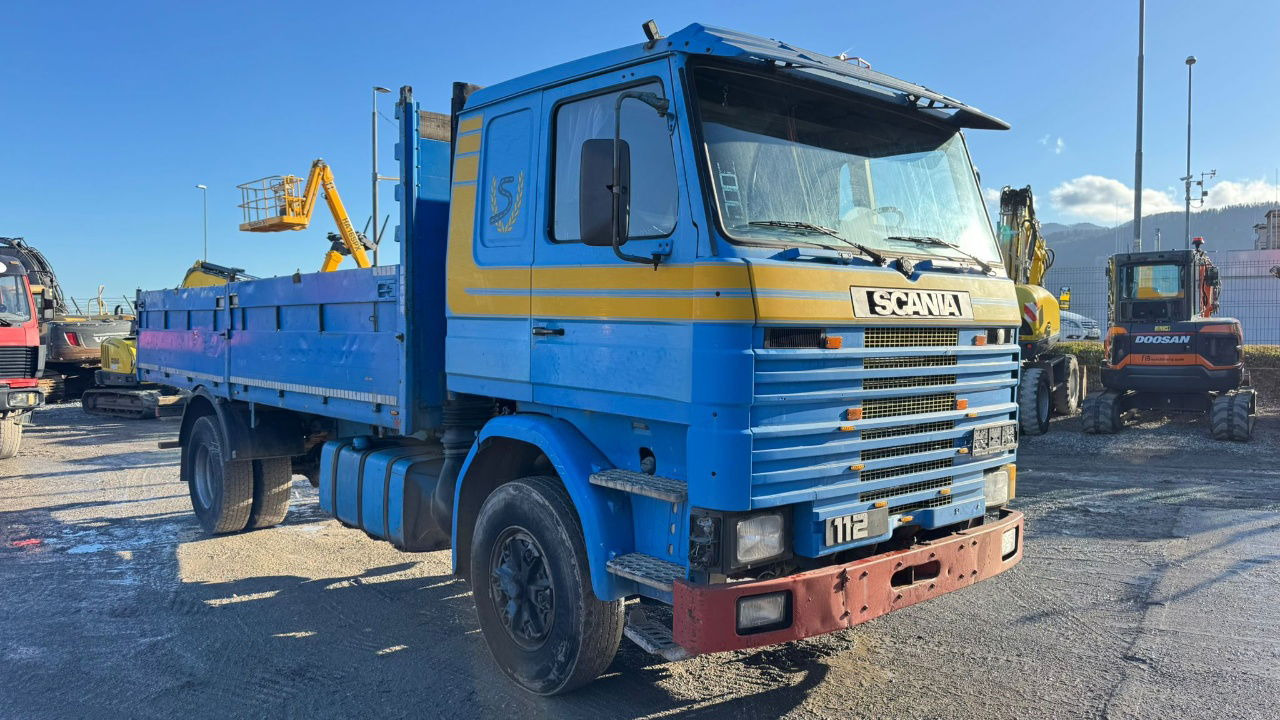 Scania R 112 330 4x2 stake body - full spring - Dropside/ Flatbed truck: picture 3 Scania R 112 330 4x2 stake body - full spring - Dropside/ Flatbed truck: picture 3