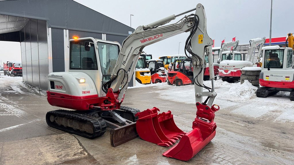 Takeuchi TB240 - Powertilt - 3X Buckets - 2016 Year - Mini excavator: picture 3 Takeuchi TB240 - Powertilt - 3X Buckets - 2016 Year - Mini excavator: picture 3