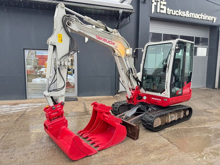 Takeuchi TB240 - Powertilt - 3X Buckets - 2016 Year - Mini excavator: picture 1 Takeuchi TB240 - Powertilt - 3X Buckets - 2016 Year - Mini excavator: picture 1