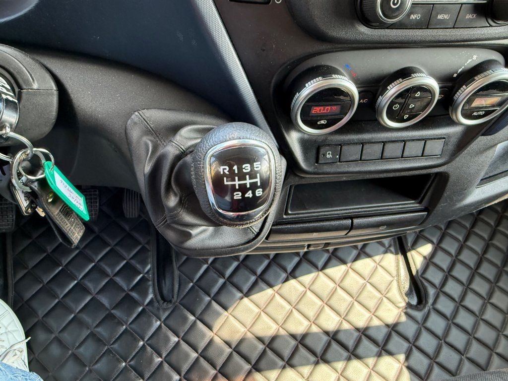 Curtain side van Iveco 35S18 Daily: picture 14