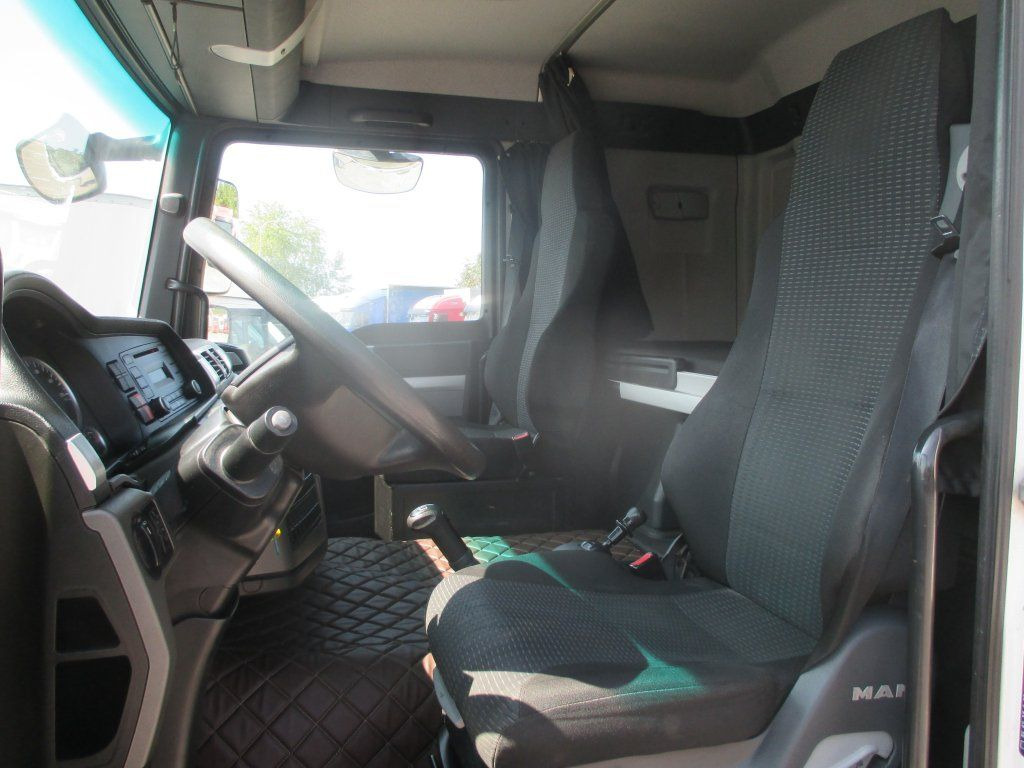 MAN TGL 12.220 - Box truck: picture 4 MAN TGL 12.220 - Box truck: picture 4