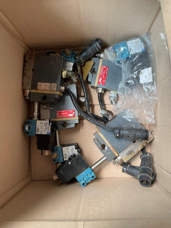 Baumer HHS Hotmelt Gluing System with C 1100-8 Controler and HHS HMP-08-1x6-PDE - Binding machine: picture 3 Baumer HHS Hotmelt Gluing System with C 1100-8 Controler and HHS HMP-08-1x6-PDE - Binding machine: picture 3