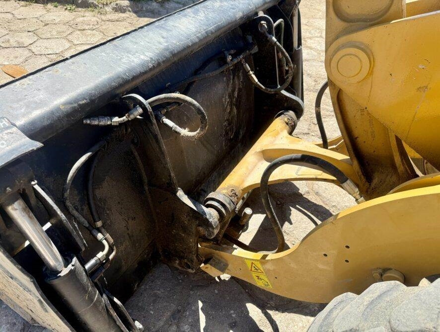 Wheel loader CAT 906H: picture 10