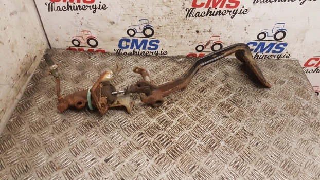 Case International 856 Xl Clutch Pedal Slave Cylinder 3234618r1, 1500215c92 - Clutch cylinder for Farm tractor: picture 1 Case International 856 Xl Clutch Pedal Slave Cylinder 3234618r1, 1500215c92 - Clutch cylinder for Farm tractor: picture 1