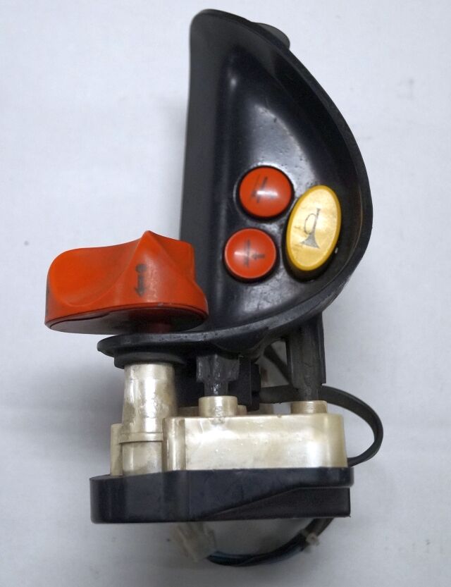 Linde 1443605100 | Rijschakelaar Control handle Control module - Steering column switch for Material handling equipment: picture 1 Linde 1443605100 | Rijschakelaar Control handle Control module - Steering column switch for Material handling equipment: picture 1