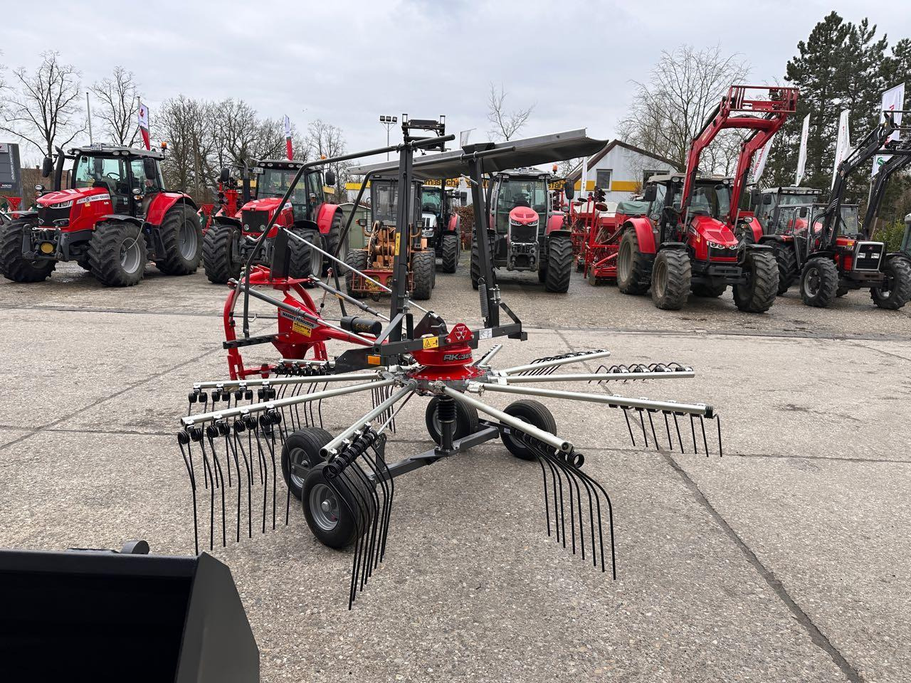 Massey Ferguson 381 DN - Tedder/ Rake: picture 2 Massey Ferguson 381 DN - Tedder/ Rake: picture 2