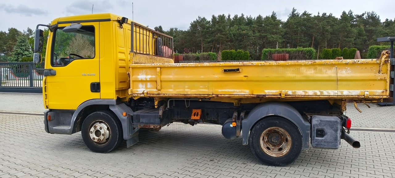 MAN TGL 8.210 * 2007 * 3-stronny KIPER * NOWE OPONY * MANUAL * RESOR * 3 MIEJSCA - Tipper: picture 3 MAN TGL 8.210 * 2007 * 3-stronny KIPER * NOWE OPONY * MANUAL * RESOR * 3 MIEJSCA - Tipper: picture 3
