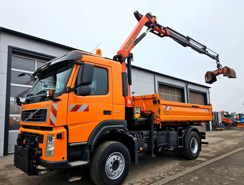 Volvo FM 370 4x4 / Meiller 3-stronna wywrotka+ żuraw Palfinger PK12002 / Sterowanie pilotem radiowym / Euro 5 - Tipper: picture 3 Volvo FM 370 4x4 / Meiller 3-stronna wywrotka+ żuraw Palfinger PK12002 / Sterowanie pilotem radiowym / Euro 5 - Tipper: picture 3