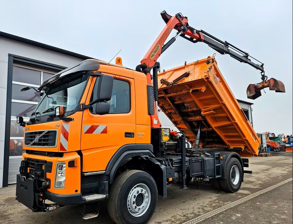 Volvo FM 370 4x4 / Meiller 3-stronna wywrotka+ żuraw Palfinger PK12002 / Sterowanie pilotem radiowym / Euro 5 - Tipper: picture 1 Volvo FM 370 4x4 / Meiller 3-stronna wywrotka+ żuraw Palfinger PK12002 / Sterowanie pilotem radiowym / Euro 5 - Tipper: picture 1