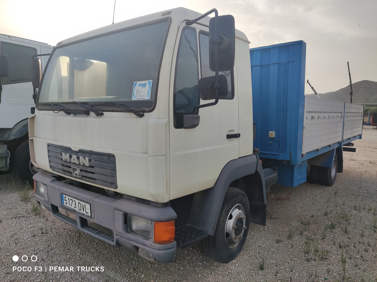MAN L2000 - Dropside/ Flatbed truck: picture 1 MAN L2000 - Dropside/ Flatbed truck: picture 1