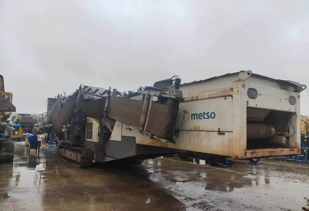 Metso Lokotrack ST4.8 Crawler Screen - Screener: picture 1 Metso Lokotrack ST4.8 Crawler Screen - Screener: picture 1