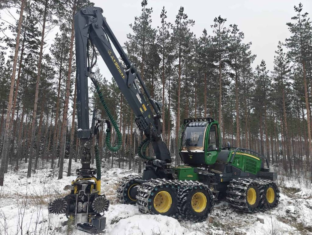 Forestry harvester John Deere 1170 G: picture 1