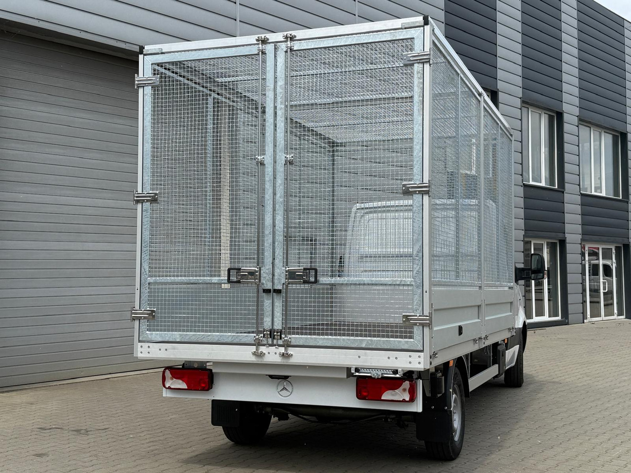 Mercedes eSprinter - Open body delivery van, Electric van: picture 4 Mercedes eSprinter - Open body delivery van, Electric van: picture 4