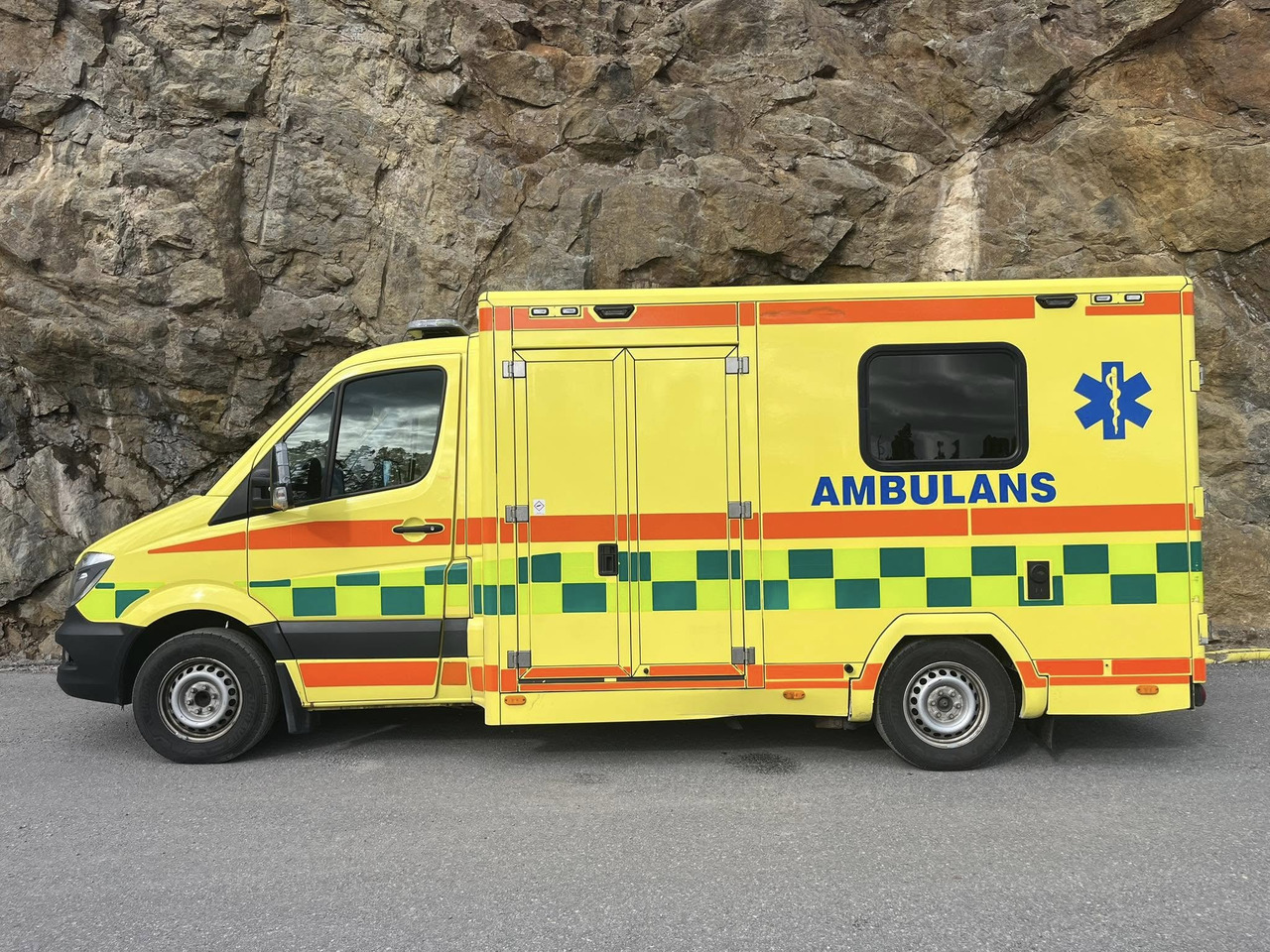Mercedes-Benz Sprinter 319 - AMBULANCEBOX / Krankenwagen - RESERVERAD !! - Ambulance: picture 1 Mercedes-Benz Sprinter 319 - AMBULANCEBOX / Krankenwagen - RESERVERAD !! - Ambulance: picture 1