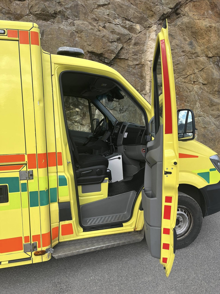 Mercedes-Benz Sprinter 319 - AMBULANCEBOX / Krankenwagen - RESERVERAD !! - Ambulance: picture 4 Mercedes-Benz Sprinter 319 - AMBULANCEBOX / Krankenwagen - RESERVERAD !! - Ambulance: picture 4