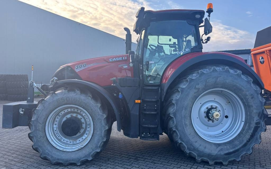Case IH OPTUM 300 CVX - Farm tractor: picture 2 Case IH OPTUM 300 CVX - Farm tractor: picture 2