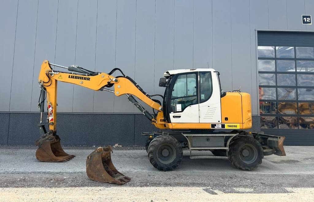 Liebherr A 912 Compact (2 Buckets) - Wheel excavator: picture 1 Liebherr A 912 Compact (2 Buckets) - Wheel excavator: picture 1