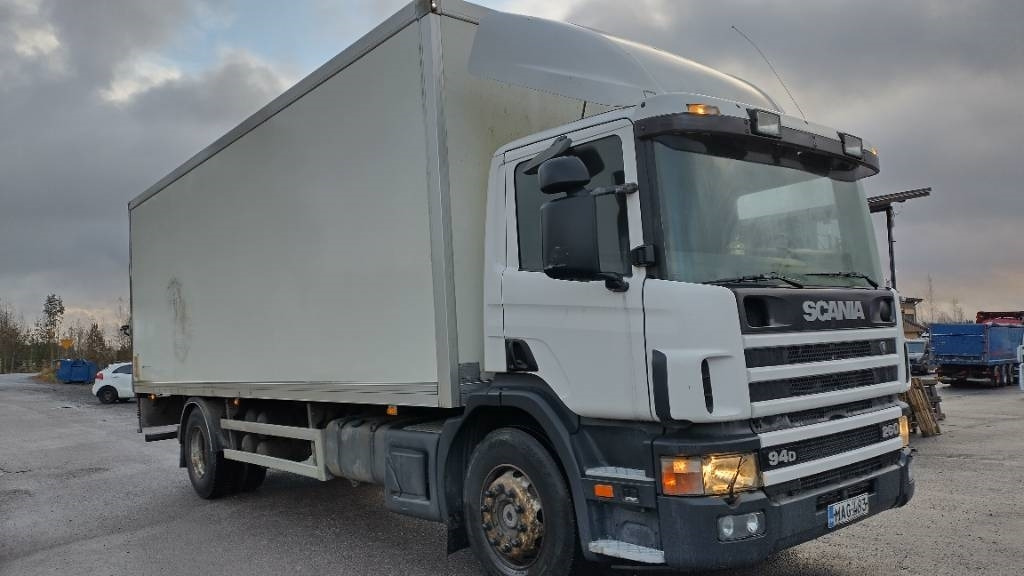 Scania P94 kokosivuaukeva kori+pl-nostin - Box truck: picture 2 Scania P94 kokosivuaukeva kori+pl-nostin - Box truck: picture 2