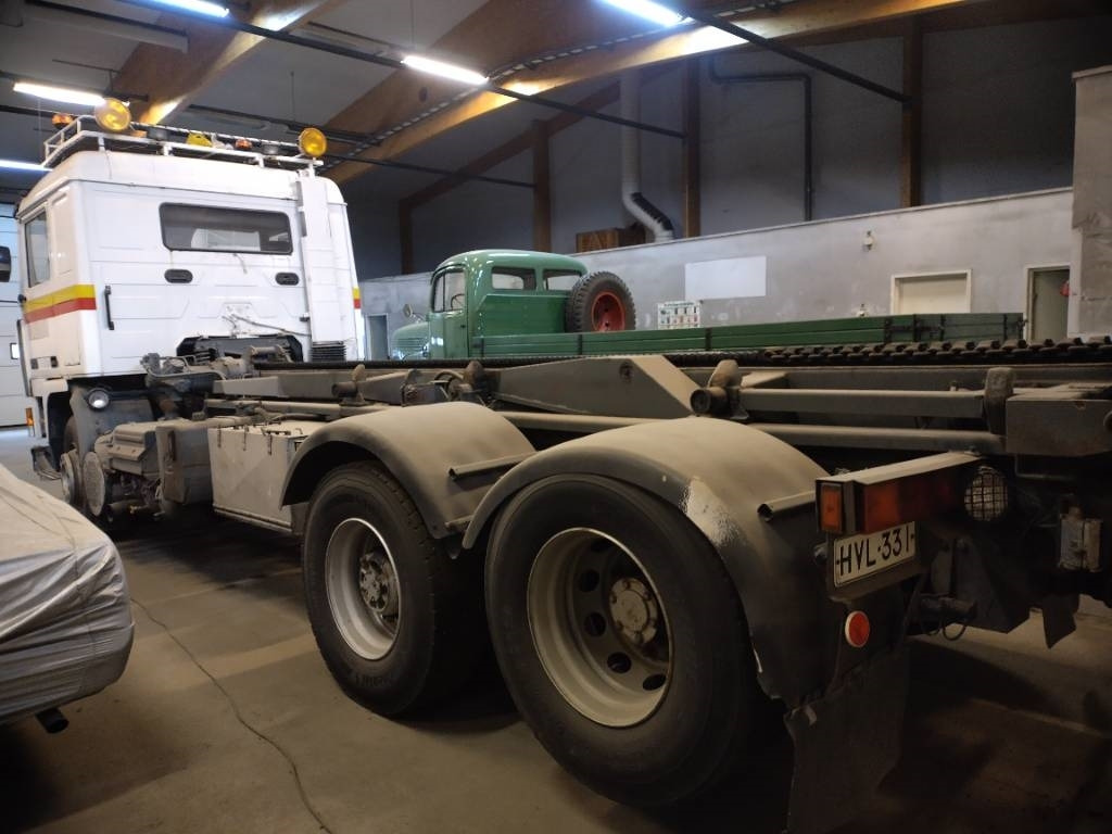 Volvo F12 6x2 ketjulaitteilla, Museointiin - Skip loader truck: picture 5 Volvo F12 6x2 ketjulaitteilla, Museointiin - Skip loader truck: picture 5