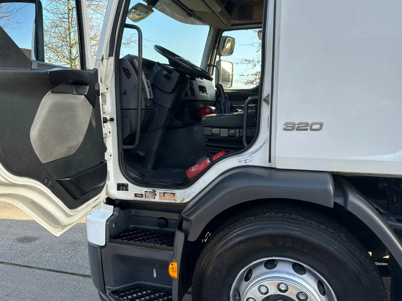 Volvo FE 320 / NL TRUCK / 26ton / EURO 4 / 6X2 / AIRCO / CURTAIN SAILS / LIFT AXLE / NEW TUV - Curtain side truck: picture 5 Volvo FE 320 / NL TRUCK / 26ton / EURO 4 / 6X2 / AIRCO / CURTAIN SAILS / LIFT AXLE / NEW TUV - Curtain side truck: picture 5
