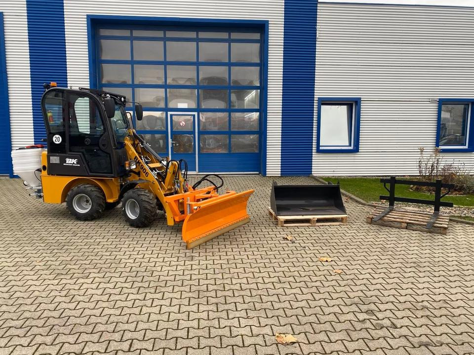 Radlader/Hoflader BK906 mit Kabine inkl. Winter-Komplettpaket *INKL.19% MWST.*BERGER KRAUS*PERKINS*EURO*SOFORT!* - Compact loader: picture 1 Radlader/Hoflader BK906 mit Kabine inkl. Winter-Komplettpaket *INKL.19% MWST.*BERGER KRAUS*PERKINS*EURO*SOFORT!* - Compact loader: picture 1