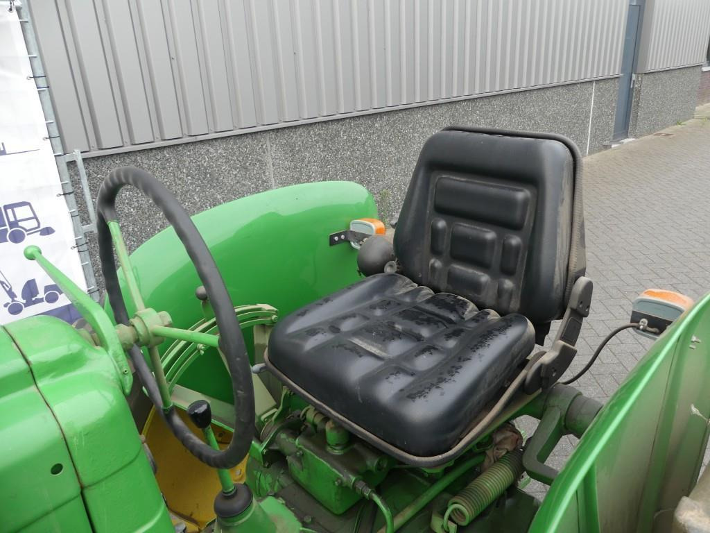 Farm tractor John-Deere 40: picture 16