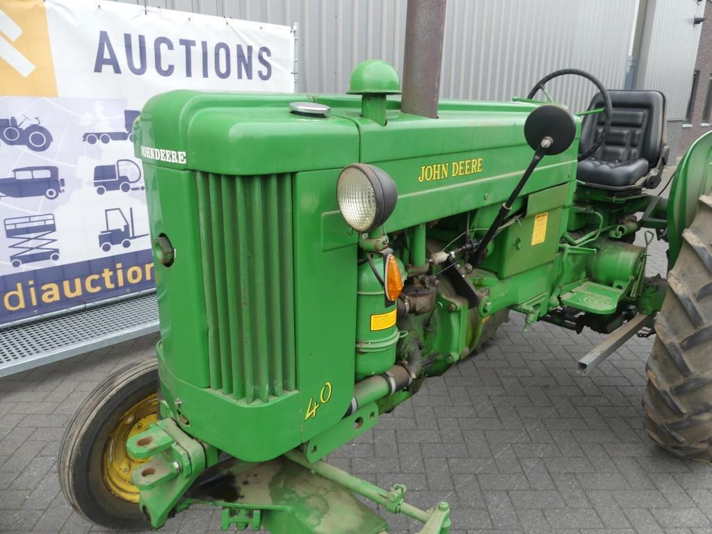 Farm tractor John-Deere 40: picture 26