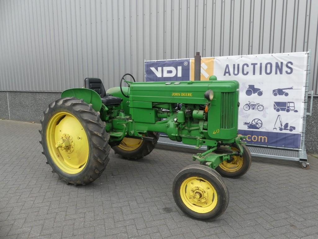 Farm tractor John-Deere 40: picture 34