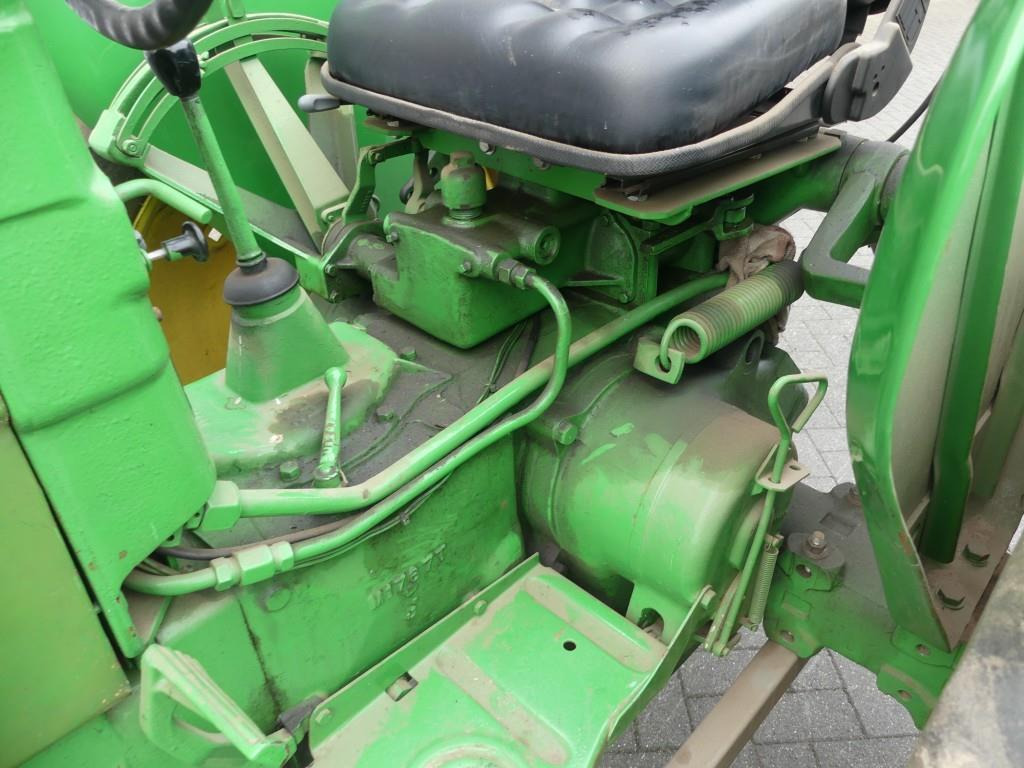 Farm tractor John-Deere 40: picture 17