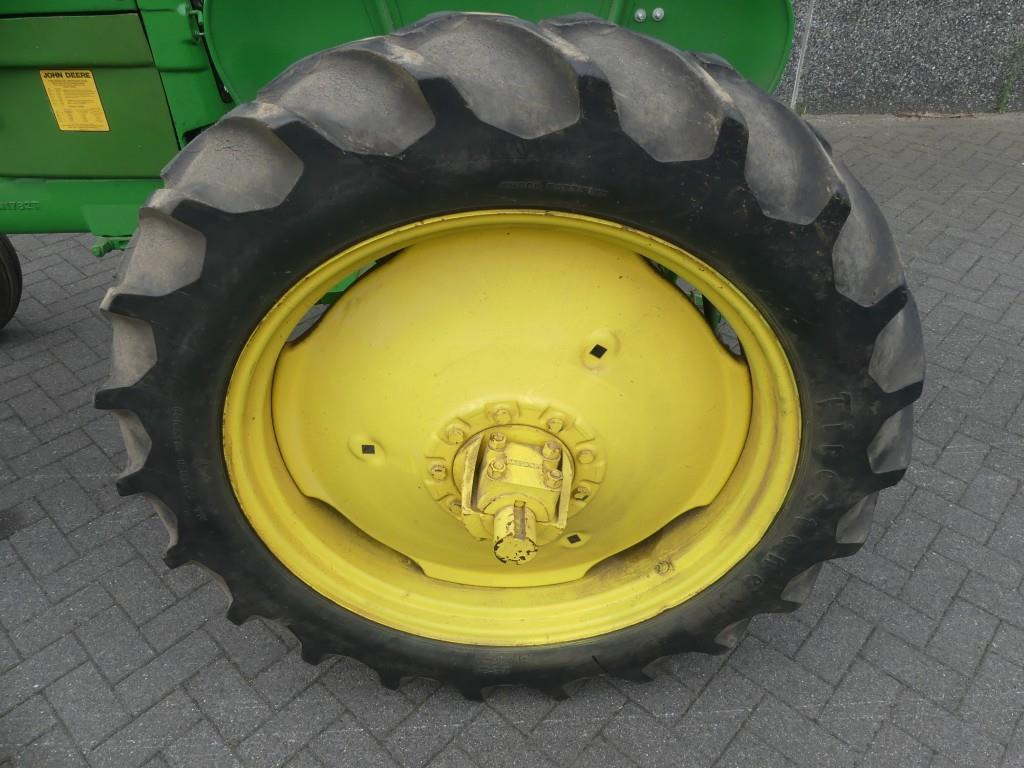 Farm tractor John-Deere 40: picture 12