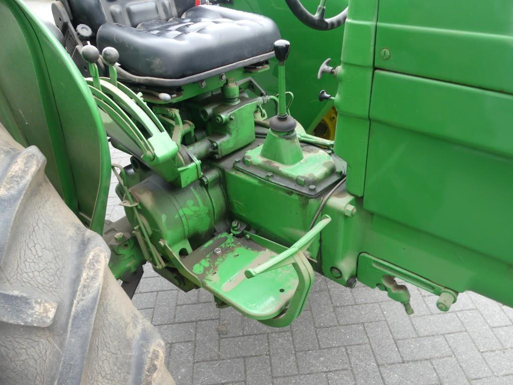Farm tractor John-Deere 40: picture 31